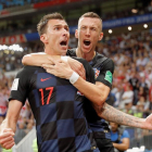 El delantero croata Mario Mandzukic (i) celebra con el delantero croata Ivan Perisic (d) tras marcar el 2-1.