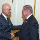 Duran saluda al presidente del comité de Exteriores del Senado de EEUU, Bob Menéndez, en Washington.