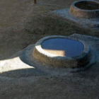 Espejos astronómicos que marcan el solsticio de junio con la luz que pasa por una ventana ritual.