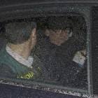 El expresidente de Banesto, Mario Conde, trasladado en un coche de la Guardia Civil.