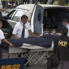 Forenses trasladan el cuerpo del abogado Francisco José Palomo Tejeda.