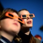 Con gafas ante el eclipse, en Sídney. SAEED KHAN | AFP