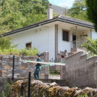 Una guardia civil custodia un acceso a la vivienda, el día que se produjeron los hechos.