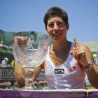 Carla Suárez posa con el trofeo tras vencer a la rusa Svetlana Kuznetsova.