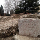 Conducción romana con inscripción ubicada en el parque del Cid y en la que se puede leer que data de 1985.