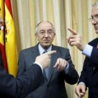 Fernández Ordoñez conversa con Tomás Burgos y Juan Morano