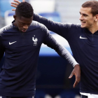 Griezmann bromea con Dembélé en el entrenamiento de Francia de este jueves.