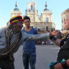 Uno de los miembros del clan ‘shiwiar’ le toca la barba a Luis Jiménez en un momento del rodaje del programa.