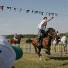 En la carrera de cintas se dieron cita alrededor de treinta caballos con jinetes de León y Asturias