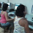 Un grupo de los participantes en los cursos de informática del Centro de Integración Local.