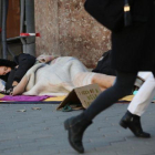 Un hombre duerme en Paseo de Gràcia (Barcelona), el pasado mes de noviembre.