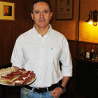 José Antonio en el comedor de La Cocina, un lugar mítico en el Barrio Romántico.