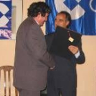 Pedro Fernández recibe de Juan José Alonso Perandones la placa símbolo del nombramiento