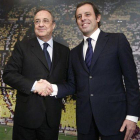 Los presidentes del Real Madrid, Florentino Pérez (i), y del Barcelona, Sandro Rosell, se saludan tras la conferencia de prensa que ambos ofrecieron previa a la comida de directivas.