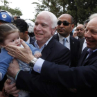Los senadores estadounidenses John McCain y Joe Lieberman, saludan a refugiados sirios.