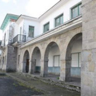 Edificio de las antiguas escuelas de Villablino, donde se pretende construir el parador.