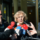 Manuel Carmena en la despedida a José Antonio Alonso en el tanatorio de Alcobendas.