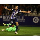 Yuri celebra su gol en el valioso triunfo de la Deportiva. L. DE LA MATA
