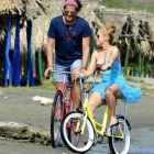 Shakira y Carlos Vives, en el clip de 'La bicibleta'.