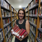 Sara Martínez de Luis en la biblioteca de Derecho.