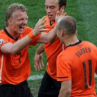 El holandés Robben es felicitado por su compañero Dirk Kuyt tras marcar el 1-0.