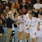 Jordi Ribera rodeado por sus hombres durante un momento del partido de ayer