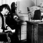 Félix Gordón Ordás dictando una carta en su despacho oficial
