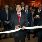 Mario Marín corta la cinta en la inauguración de la Casa Puebla