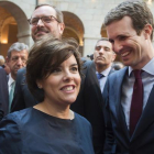 Soraya Sáenz de Santamaría, Pablo Casado y Javier Maroto (detrás), en los actos del Dos de Mayo. /