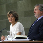 El ministro de Educación, Cultura y Deporte y portavoz del Gobierno, Iñigo Méndez de Vigo, junto a la ministra de Agricultura, Pesca y Alimentación, Isabel Tejerina, durante una rueda de prensa tras la reunión del Consejo de Ministros.