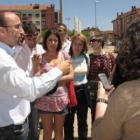 GPS en mano, los técnicos de turismo reciben instrucciones sobre el uso de la aplicación.