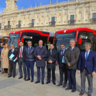 En el centro, el presidente de Alsa Jacobo Cosmen y Diez, en la presentación de los autobuses. DL