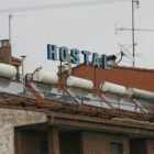 Establecimiento de hostelería modernizado con parabólicas y placas solares