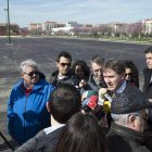 Javier Lacalle, acompañado por el teniente de alcalde Ángel Ibáñez, ayer, en Gamonal.