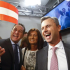 El candidato presidencial, Norbert Hofer (a la derecha), y el líder del FPO, Heinz-Christian Strache, celebran la victoria.