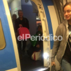 Patricia Aguilar y su padre, Alberto (transportando a la bebé), a la salida del avión en el aeropuerto de Madrid.
