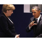 La cancillera alemana, Angela Merkel, escucha al presidente de EEUU, Barack Obama, este viernes, en Cannes.