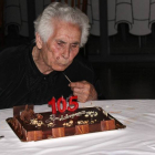 Perpétua López Díaz sopla la tarta con las velas de su 105 cumpleaños que celebró con su numerosa familia