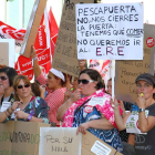 Protesta de los trabajadores de Elmar, la semana pasada ante la delegación de Trabajo en León.