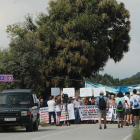 Los manifestantes cortaron el acceso al pueblo a la altura del Aula Arqueológica. ANA F. BARREDO