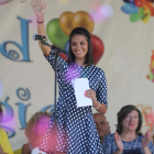 Nuria Lugueros, aplauida por la alcaldesa y la concejala de Cultura, ayer en Cima. L. DE LA MATA
