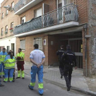 Policias nacionales y miembros de Summa, junto a la casa de la mujer apuñalada.