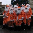 Los Papá Noel de Televisión de León posan en la plaza Mayor de La Bañeza