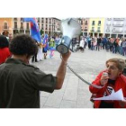 La plaza del Ayuntamiento de Ponferrada fue el lugar elegido ayer tarde para la manifestación contra