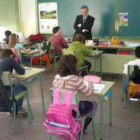 Emilio Gutiérrez conversa con los alumnos del CRA de Puebla de Lillo.