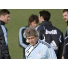 El entrenador del Real Madrid, Manuel Pellegrini, durante un entrenamiento.