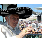 Benedicto XVI llevando el sombrero típico mexicano.
