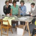 Un momento de los trabajos artesanos que realizan las mujeres de la asociación Mujeres Hoy