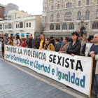 Un momento de la concentración de ayer frente al edificio de Botines.