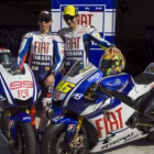 Rossi y Lorenzo ayer antes de iniciar los entrenamientos.